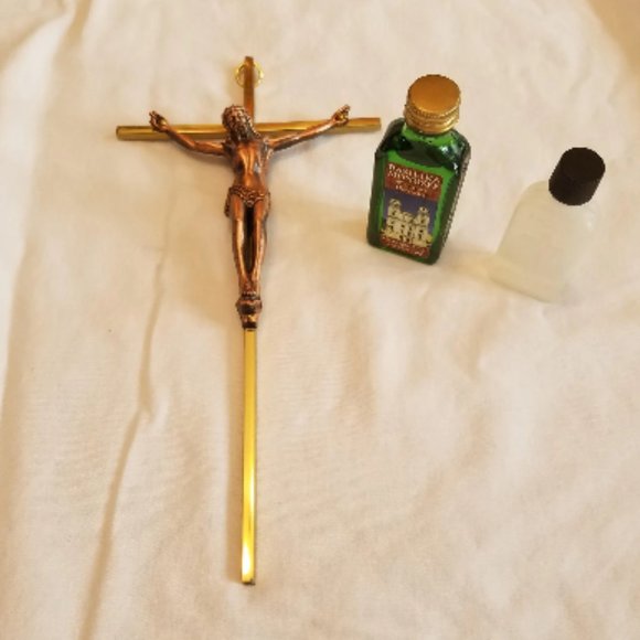 Vintage Crucifix Cross Jesus Christ Cast Metal with Holy Water - Picture 2 of 6